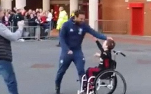 CẢM ĐỘNG: Juan Mata bỏ cả xe buýt của đội để chào CĐV khuyết tật